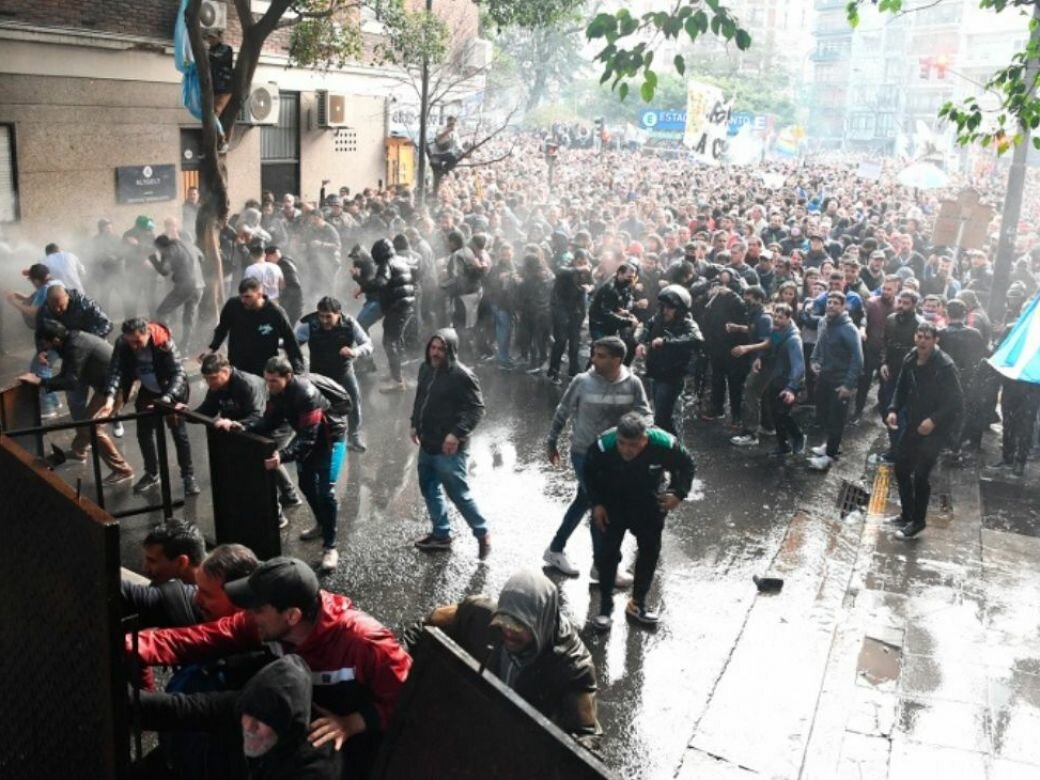 Cristina Kirchner departamento Recoleta vallas