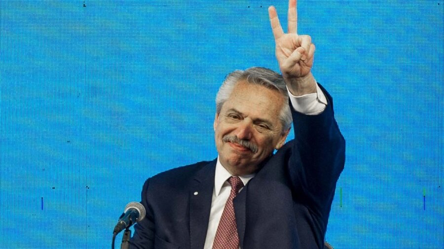 Alberto Fernández dedos victoria V