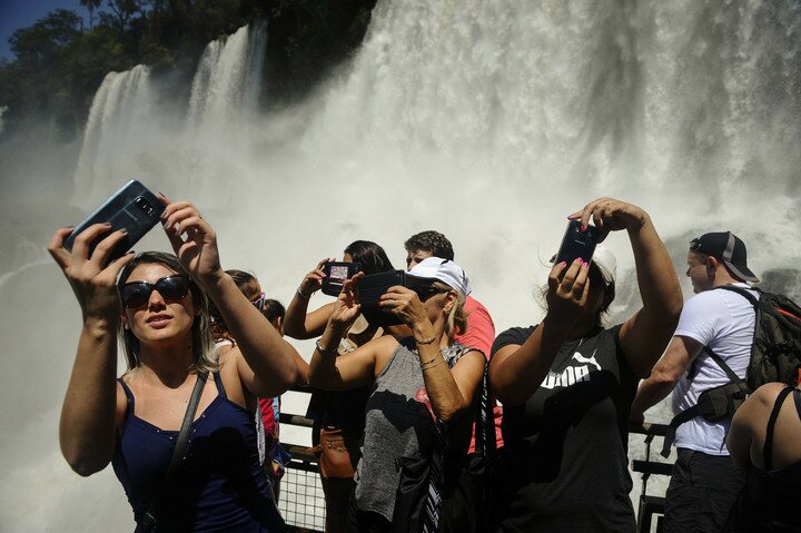 turistas cataratas iguazú turismo vacaciones verano