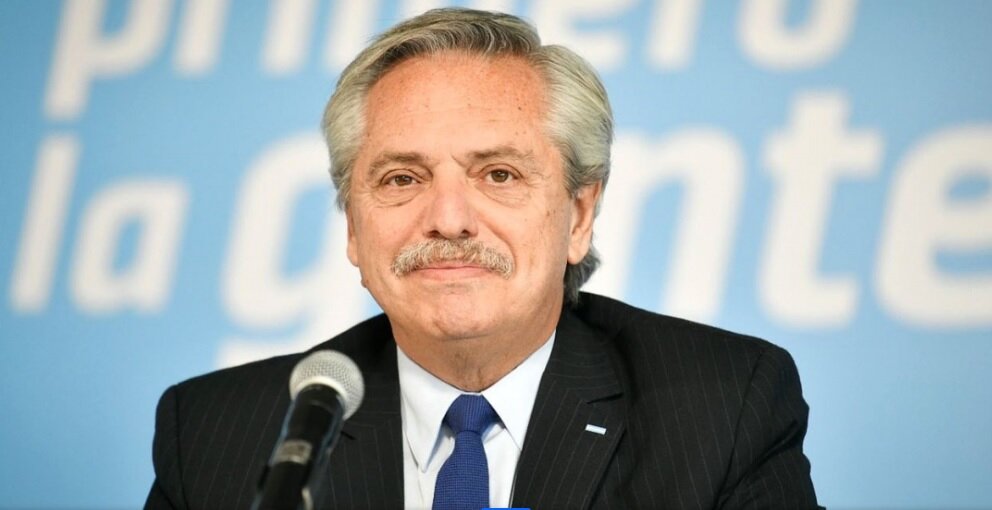 Alberto Fernández micrófono