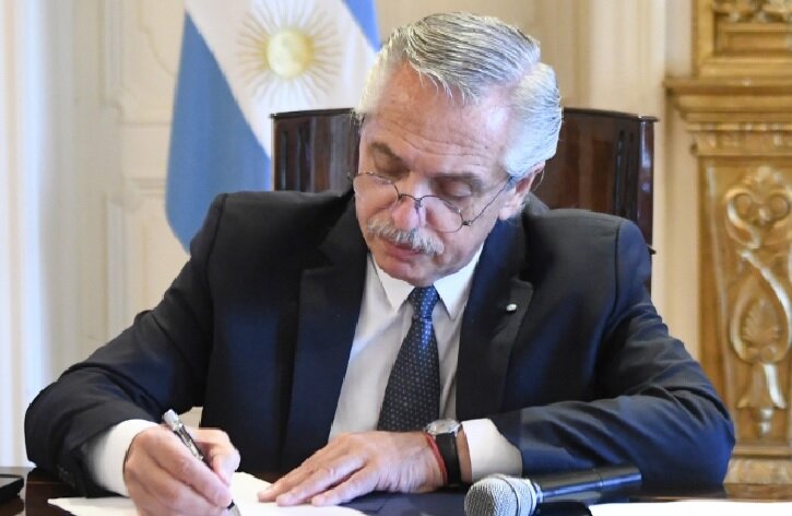 Alberto Fernández firma decreto