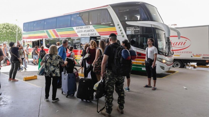 turistas turista vacaciones verano temporada turismo micro micros retiro terminal transporte larga distancia