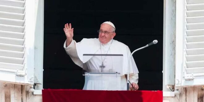 Francisco Papa ventana Angelus